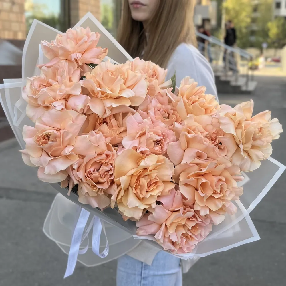 Букет из 15 пышных абрикосовых роз Принцес Краун