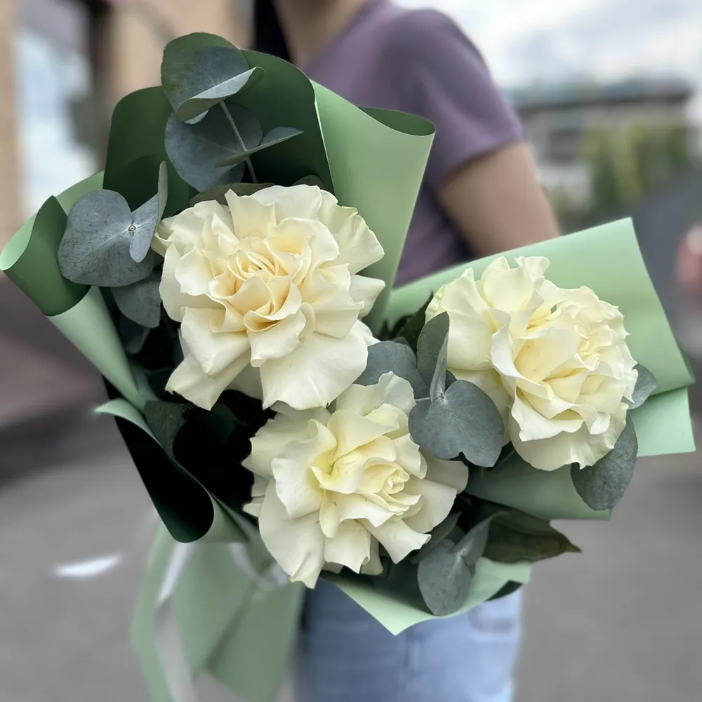3 Buchet 3 albi trandafiri cu eucalipt