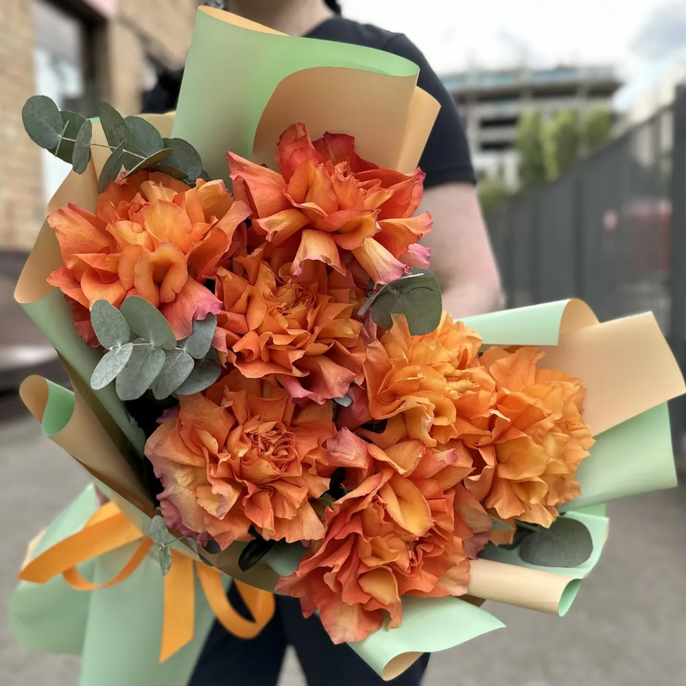 7 Buchet 7 pufoși trandafiri cu eucalipt