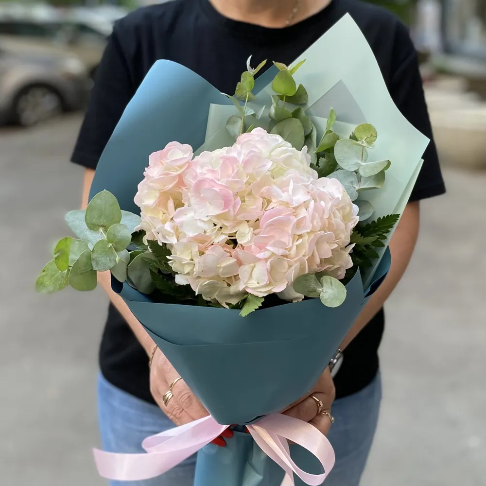 Buchet roz hortensii cu eucalipt