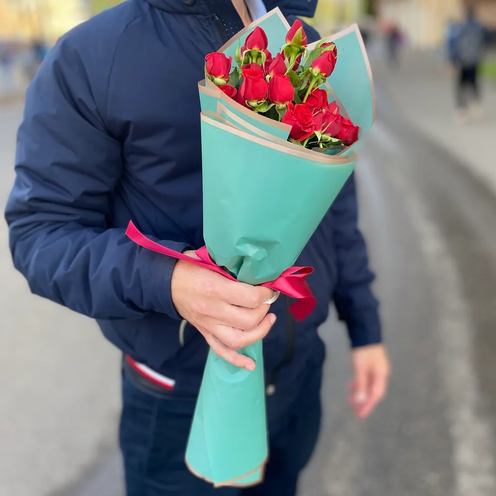 Комплимент из красных кустовых роз