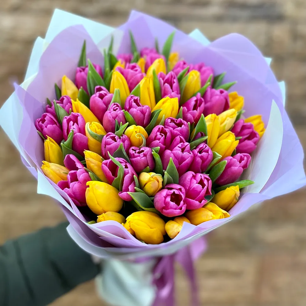Buchet roz galbeni lalele
